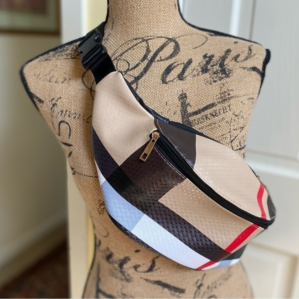 Checked Pattern Crossbody Belt Bag in Beige and Black - Picture 12 of 12